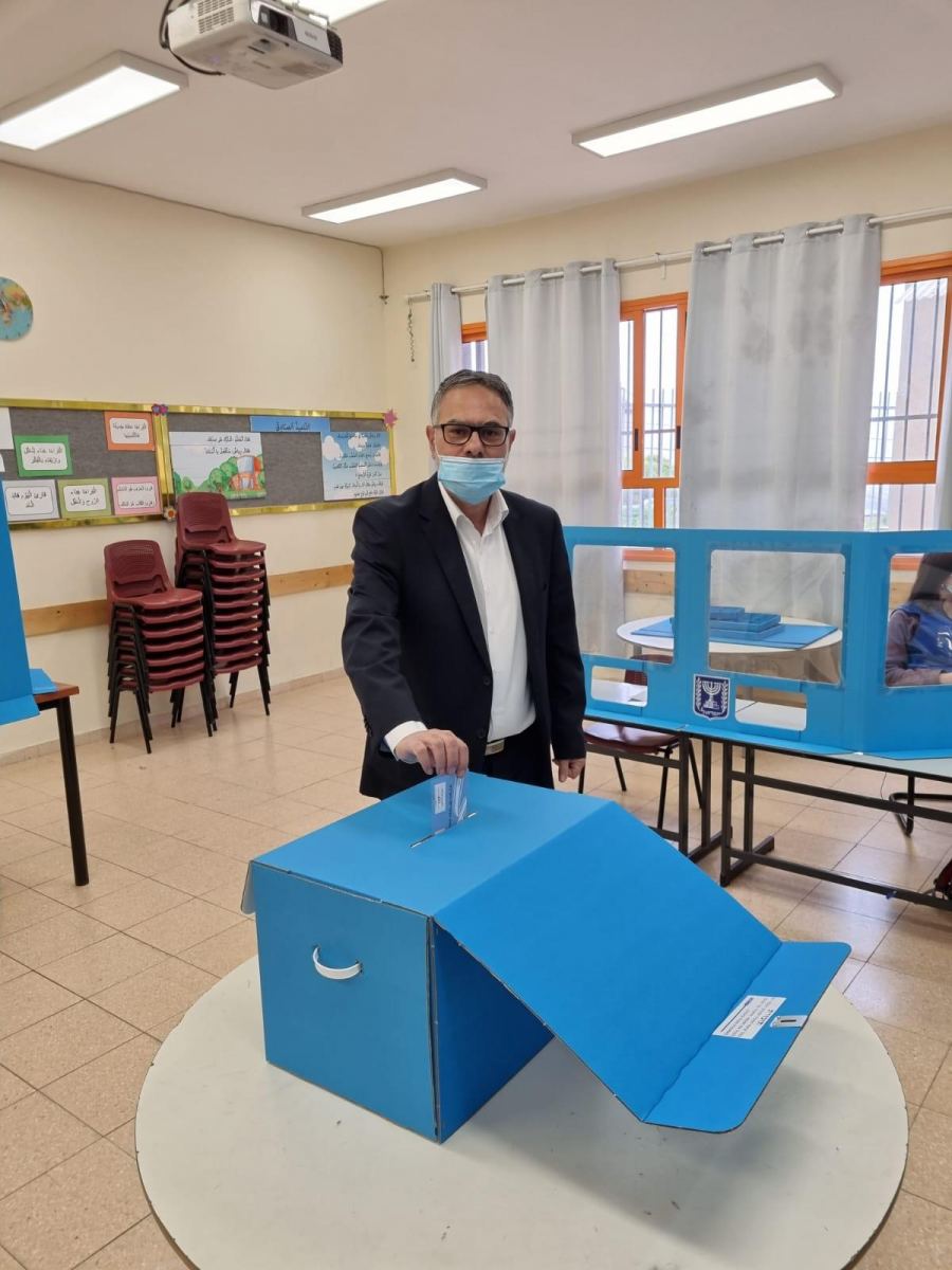 شحادة يدلي بصوته ويدعو أبناء شعبنا: صوتك خطوة إضافية لكتلة أكبر مؤثّرة أكثر